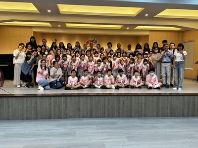 來自美國哈佛大學的無伴奏人聲合唱團「Radcliffe Pitches」2日造訪新北市五股區成州國小。